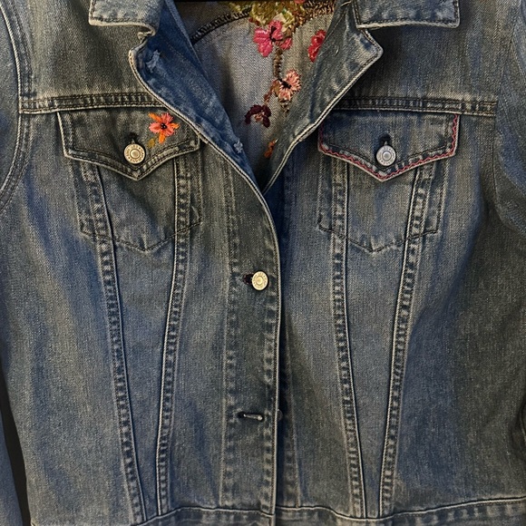 GAP Women's Denim Jacket with Colorful Embroidered Floral Accents - Picture 6 of 6